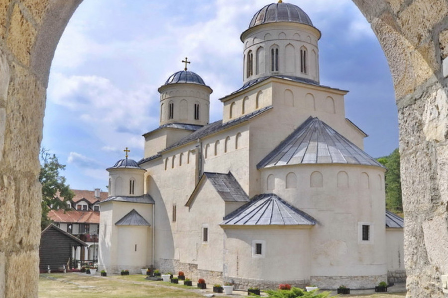 NAJLEPŠI SREDNJOVEKOVNI MANASTIRI Vrhunac svog razvoja Srbija je doživela za vreme vladavine dinastije Nemanjića, kada su nastali brojni manastiri i razvijeni gradovi