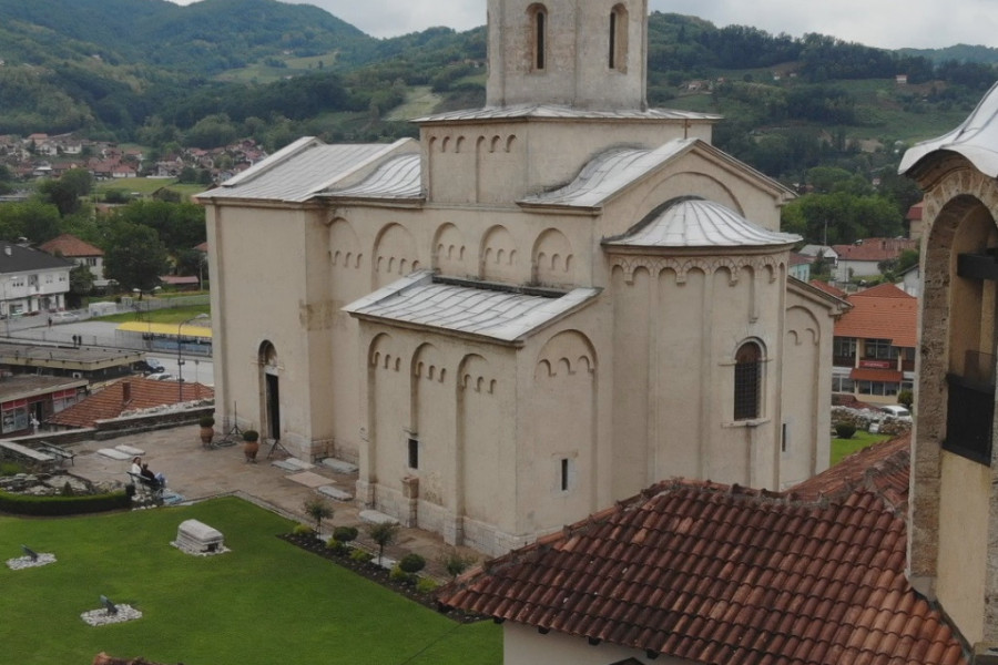 PLAVI ANĐEO PLENI LEPOTOM OD 13. VEKA Jedna od najvećih srpskih sredonjovekovnih svetinja nalazi se u samom centru ovog grada