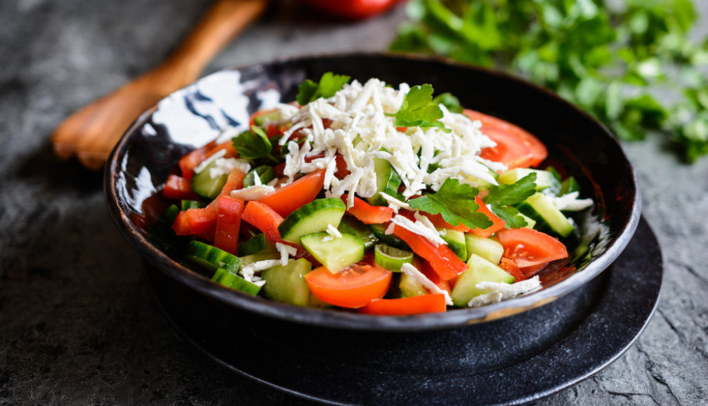 Da li jedete paradajz i krastavac zajedno u salati: Evo kako to deluje na organizam