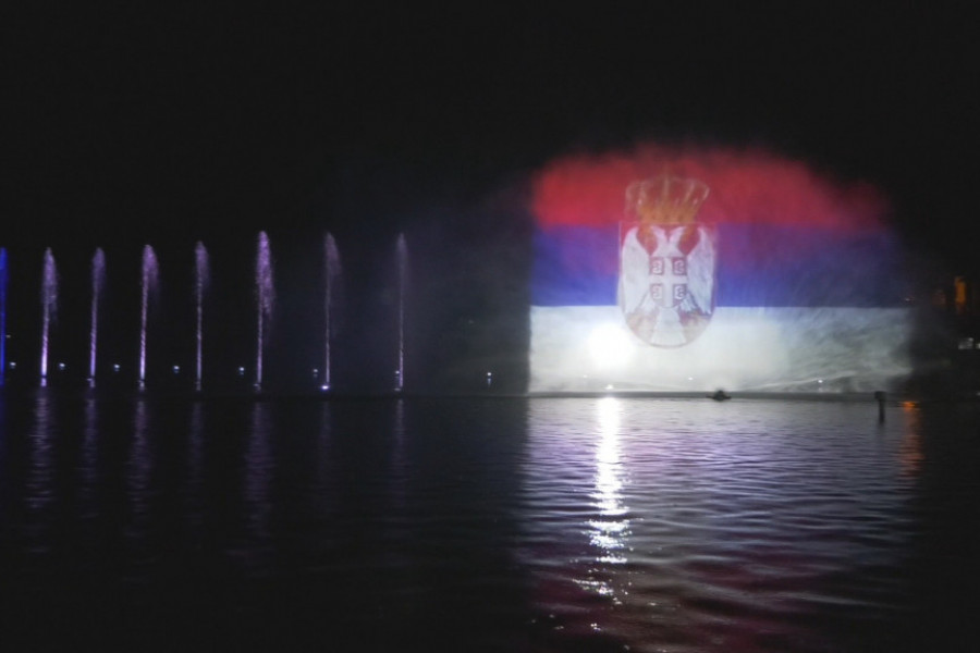 MULTIMEDIJALNA FONTANA NA KRALJEVOM TRGU Sektakularno i svetski, po prvi put u Srbiji na ekranu od vodene prašine uživo prikazan koncert (FOTO)