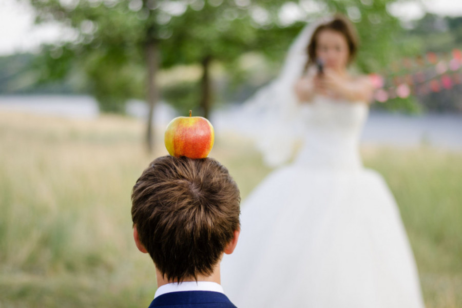 Najopasniji srpski običaj: Da li znate zašto se puca u jabuku na srpskim svadbama?
