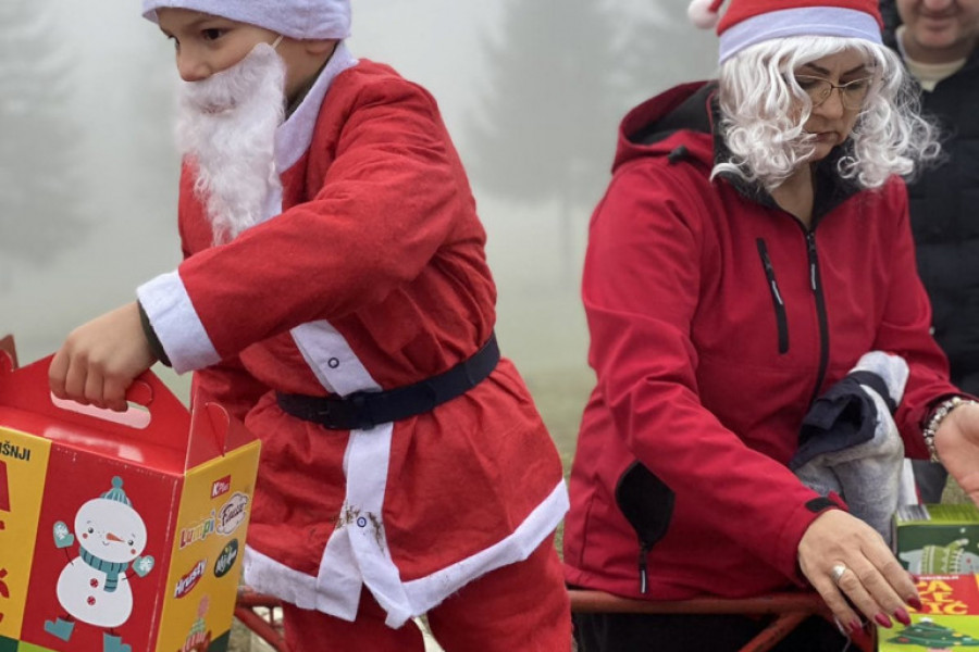 PRELEPA SLIKA SA BEOGRADSKIH ULICA Deda Mrazovi na kvadovima oduševili male Beograđane obolele od teških bolesti (FOTO)