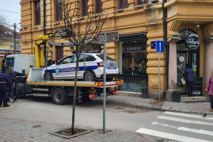 NEVEROVATAN PRZOR U CENTRU ČAČKA Zbog neproposnog parkiranja "podignuto" vozilo policijske patrole, nema protekcije ni za koga