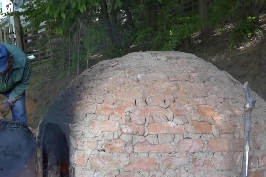 Miroslav je najneobičniji zidar u Srbiji jer pravi dobre stare furune, njegove kućice su poslednji dom za hiljade prasića