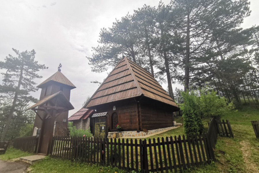 NETAKNUTI BISER ZLATIBORA, jedinstvena bogomolja skrivena u šumi: Ispred crkve stoje i danas SOBRAŠNICE - Drvene trpeze za kojima se okupljalo čitavo selo