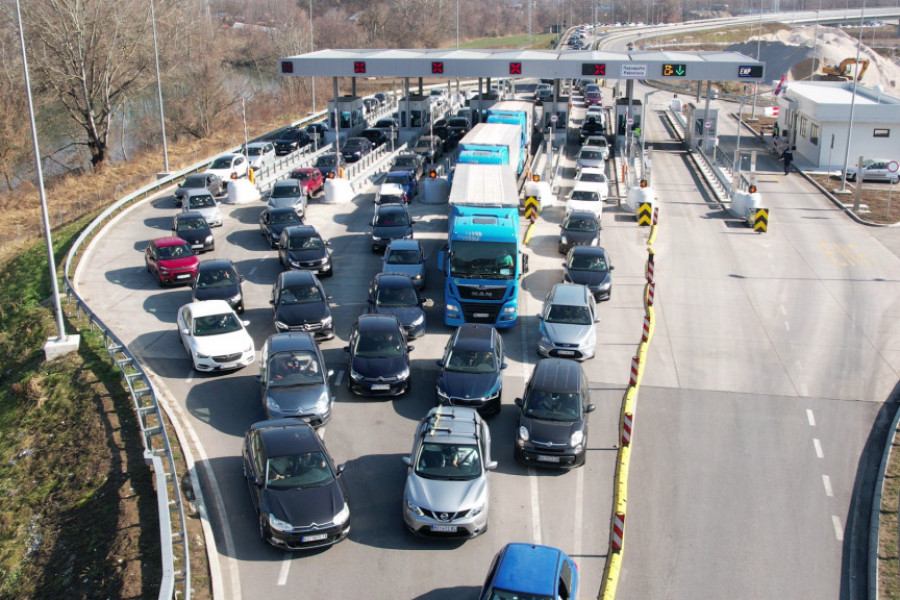 A sve se žale kako nema se para i loše se živi: Za 30 odsto više vozila na auto-putu Miloš Veliki tokom praznika nego prošle godine