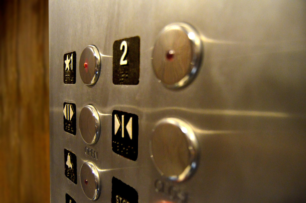 OVIH 6 PRAVILA BONTONA SE UVEK TREBA PRIDRŽAVATI Znate li zašto muškarac treba da uđe u lift ili restoran pre dame?