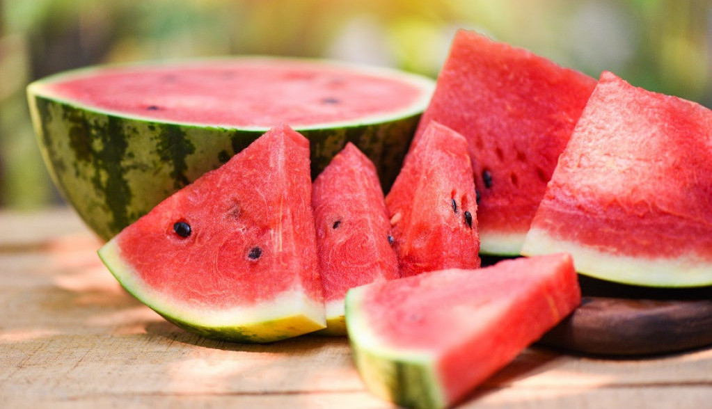 NE POSTOJI BOLJE OSVEŽENJE TOKOM LETNJIH DANA Evo kako da odaberete pravu lubenicu i zašto je ženska slađa od muške?