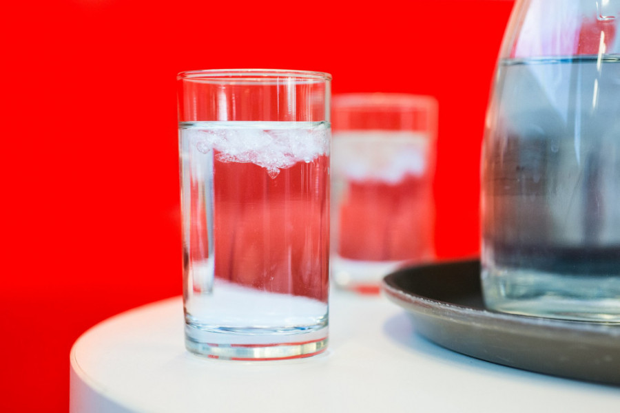 DA LI ČUVATE ČAŠE OKRENUTE NAGORE ILI NADOLE? Postoji samo jedan pravilan način, a stručnjaci su objasnili i zašto je to tako