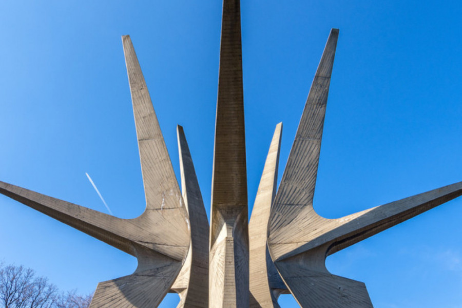 SPOMENIK PALIM BORCIMA KOSMAJSKOG ODREDA Sa visinom od 30 metara ova skulptura simbolizuju slobodarsku i ustaničku iskru Jugoslavije