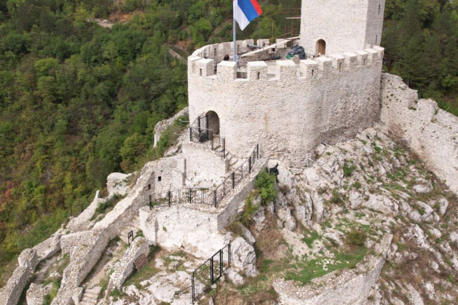 STARI GRAD ODOLEVA VEKOVIMA Sa nepristupačne litice iznad reke Đetinje Srbi su se nekada branili od Turaka