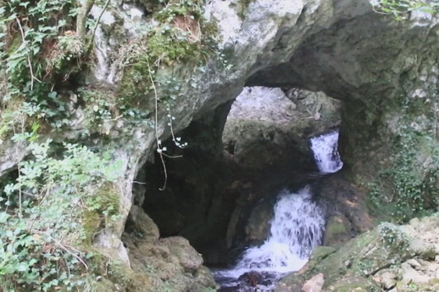 FANTASTIČNA VODENA PEĆINA U BLIZINI ARILJA Samo 200 metara je istraženo dok se u njenoj utrobi nalazi veliko jezero