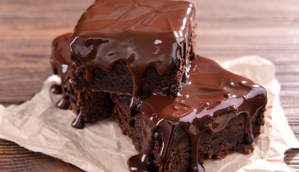 OBOŽAVAĆETE GA Božićni kolač preliven čokoladom, lako se pravi, a preukusan je