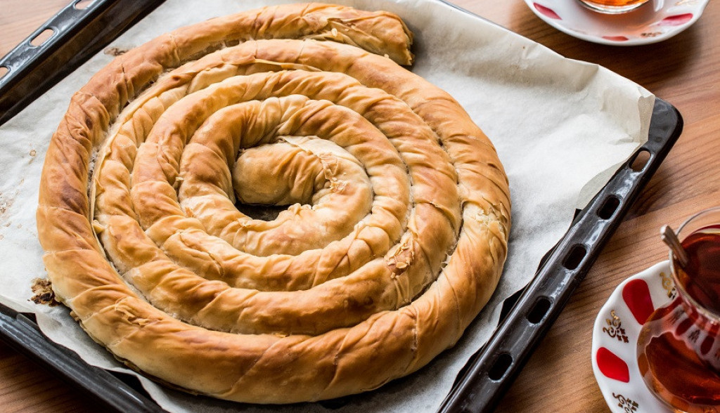 Šuškava pita sa mesnim nareskom i mladim lukom: Fantastičnog ukusa, spremljena po baka Jelinoj recepturi (RECEPT/VIDEO)