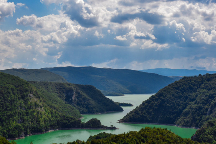 LJUDI SE MASOVNO OKREĆU TURIZMU Privatni biznis cveta na ovoj srpskoj planini, sve što se ponudi to se i proda turistima