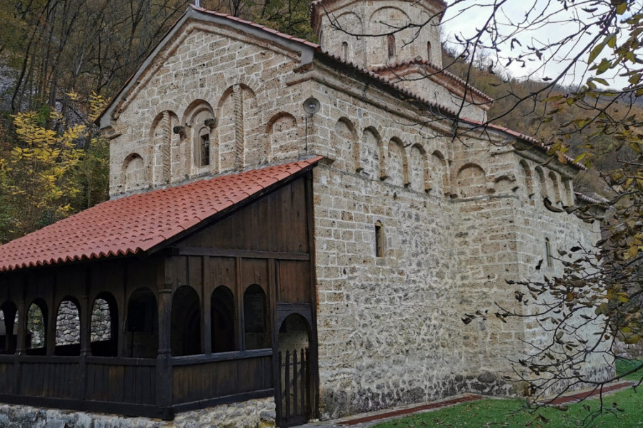 KULTURNO-ISTORIJSKI SPOMENIK NA OBALI REKE MORAVICE Manastir kod Arilja prema legendi potiče iz doba Svetog Save