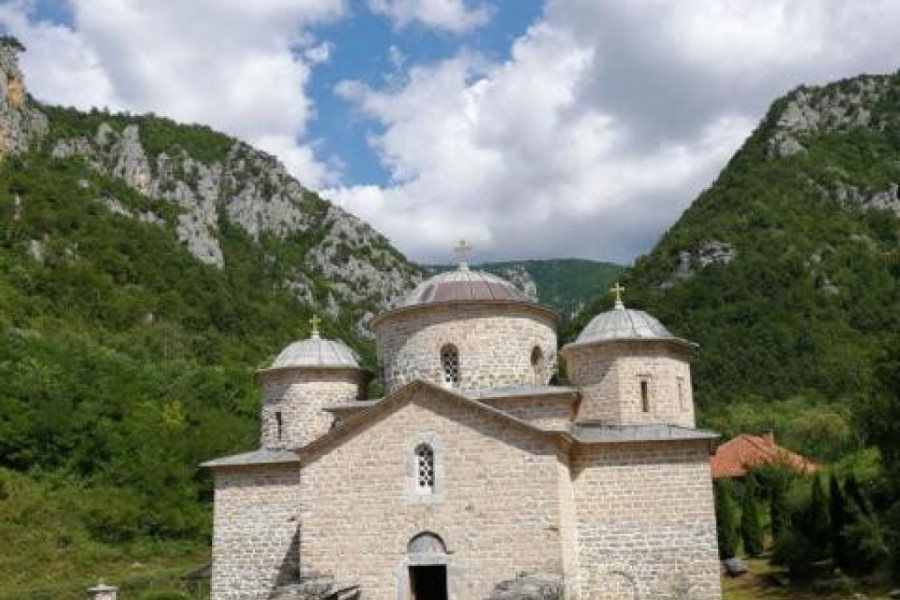 MANASTIR NA SAMOJ GRANICI SA CRNOM GOROM Ovo je srpska svetinja u kojoj se nalaze mošti tri potomka loze Nemanjića