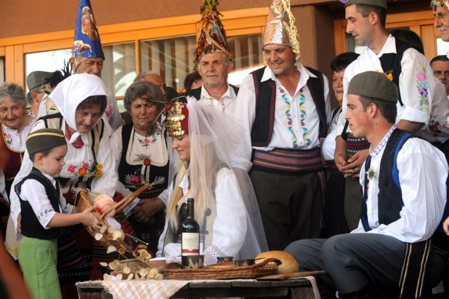 TRADICIONALNA SRPSKA PRAVILA Narodna verovanja koja su vekovima stara a ona kažu da pojedine stvari privlače nesreću