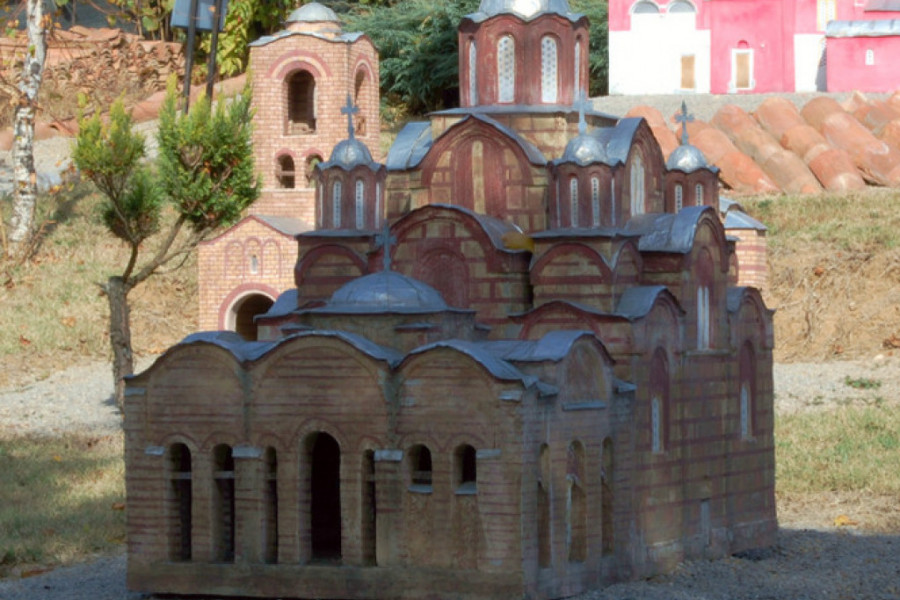 PARK PUN SREDNJOVEKOVNIH SVETINJA Makete srpskih manastira krase ovo jedinstveno mesto blizu Resavske pećine