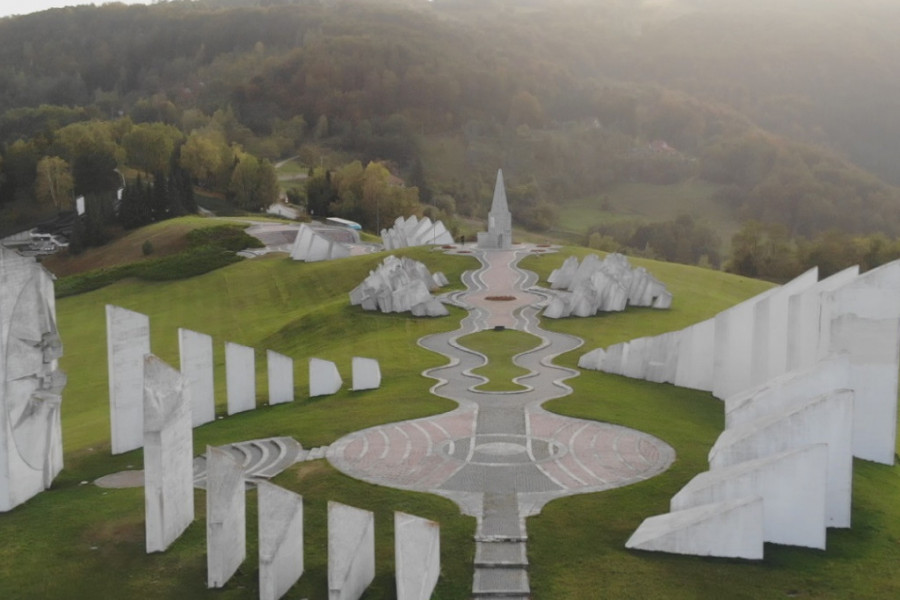 NA OVOM BRDU ISPISANA JE ISTORIJA Spomenik lično otvorio Josip Broz Tito u prisustvu 100.000 ljudi