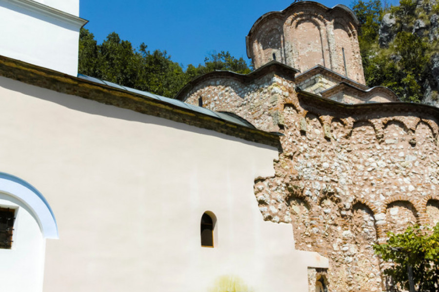 BISER BRANIČEVSKE EPARHIJE SRASTAO SA PRIRODOM Jedan od najpoznatijih srpskih duhovnika i mudraca počiva u ovom manastiru