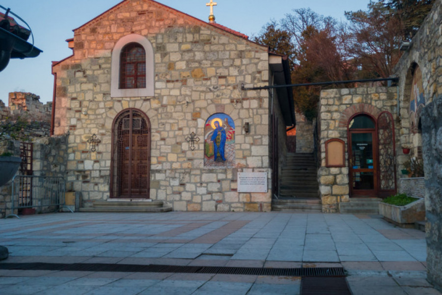KAPELA USRED KALEMEGDANA Posvećena zaštitnici žena i dece, i to na mestu čudotvornog izvora