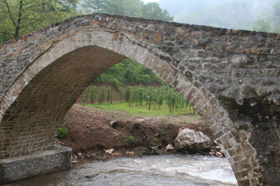 VEKOVIMA ODOLEVA ZUBU VREMENA U nameri da premoste plahovitu reku Rimljani su sagradili ovaj most