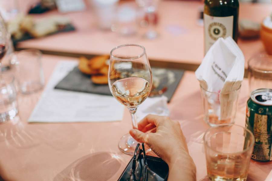 Da li ste čuli za NOVI TREND - "SUVO VENČANJE"? Gosti na svadbi jedu i piju samo jednu stvar - VODU!