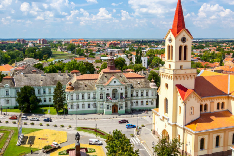 GRAD SA TRI IMENA Prelepi parkovi, arhitektura gradjevina u širokoj glavnoj ulici sa brojnim kafe baštama samo su delić ovog prelepog mesta