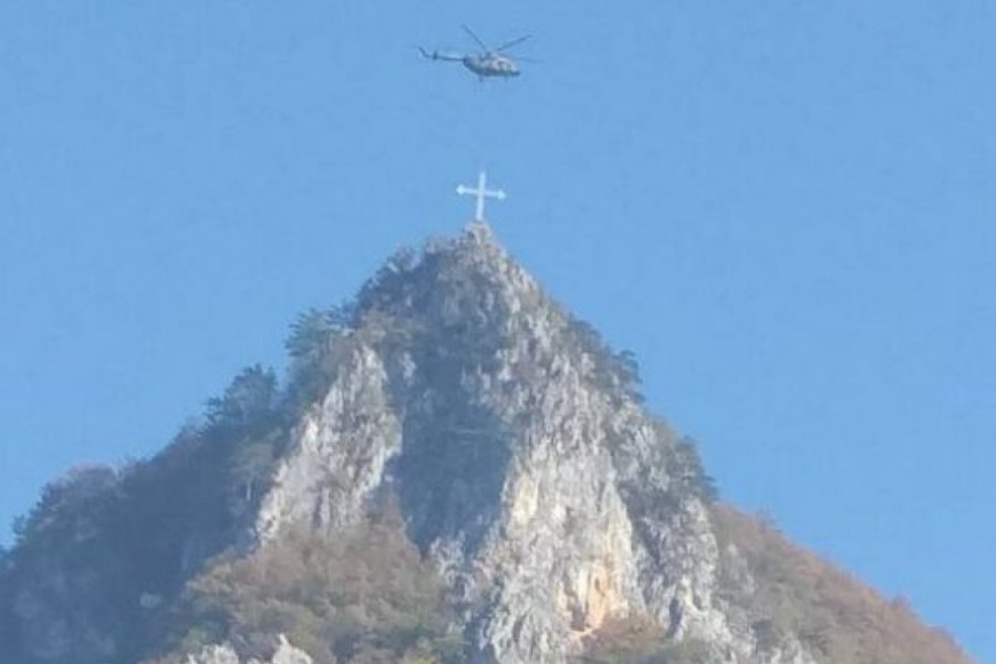 NA BRDU IZNAD SVETINJE ZASIJAO SIMBOL PRAVOSLAVLJA Helikopterom postavljen časni krst težak blizu četiri tone