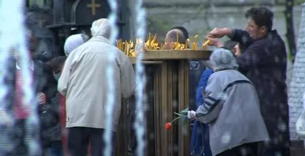 DANAS SE OBELEŽAVAJU MIHOLJSKE ZADUŠNICE Evo zašto se baš na ovaj dan sećamo preminulih i koje 2 stvari se nose na groblje