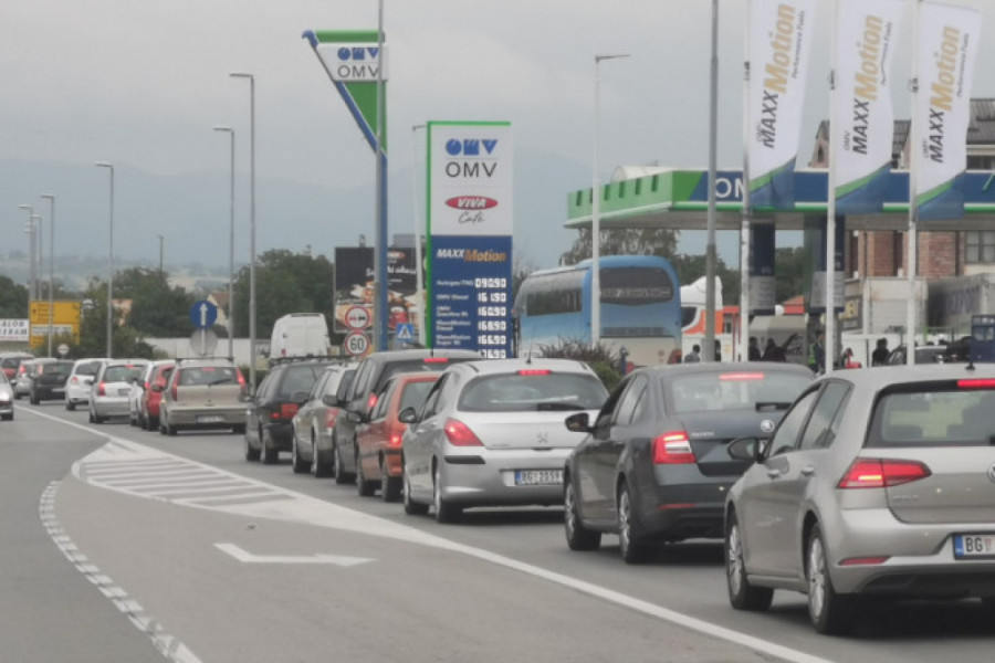 SAOBRAĆAJNI KOLAPS NA PRILAZU AUTO-PUTU MILOŠ VELIKI Stvorene dugačke kolone vozila iz pravca Zlatbora ka Beogradu!