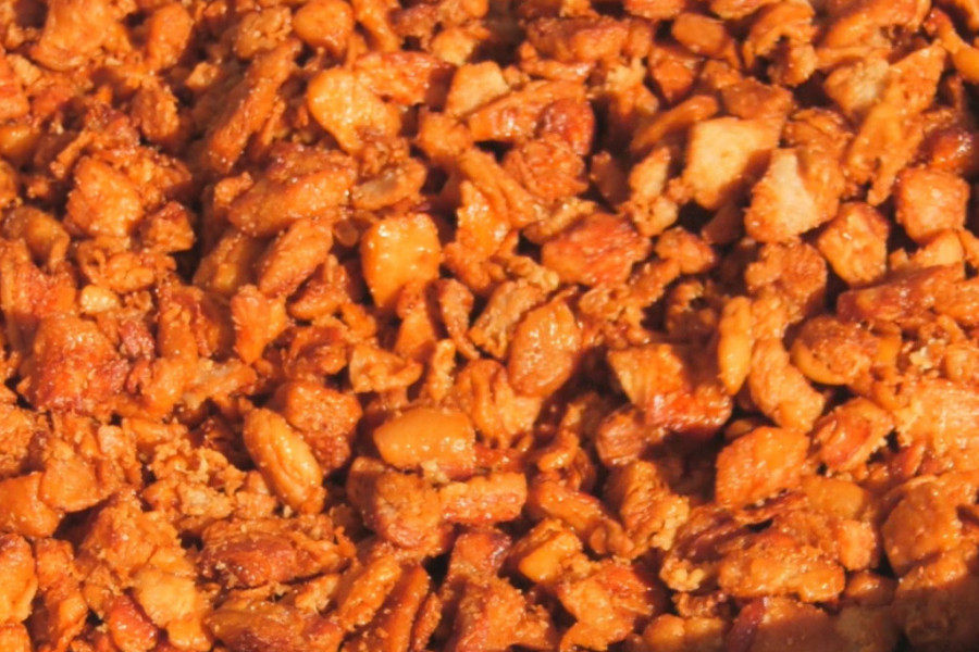 OVAKO NASTAJU "BOMBONE OD SVINJE" Srpski čvarci po ukusu i kvalitetu jedinstveni u celom svetu!