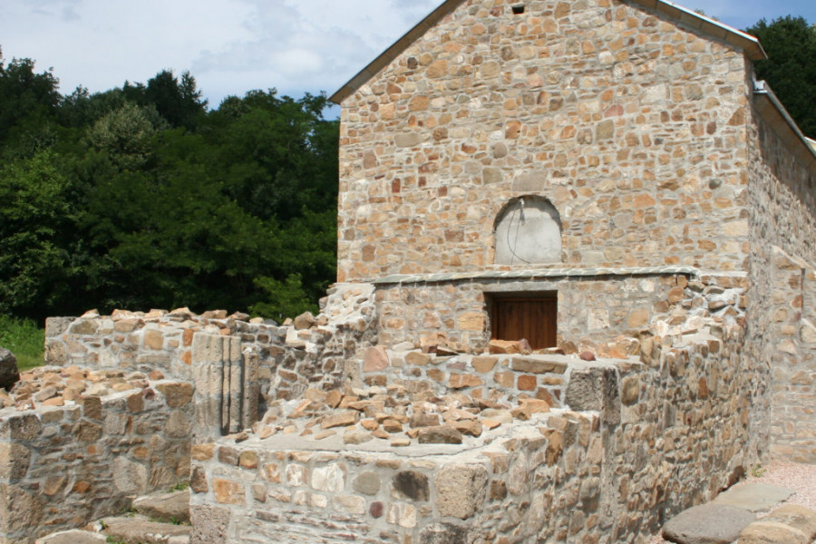 POTPUNO UNIŠTENA U POHODU TURAKA Oko Crkve se nalazi srednjovekovna nekropola koja se sastoji od preko 280 grobova