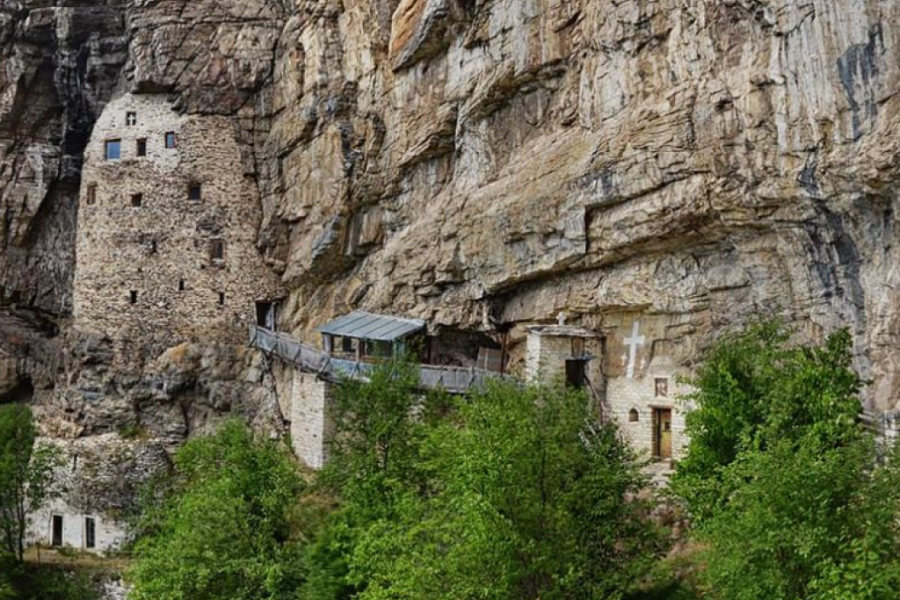 NEVEROVATNA SVETINJA IZGRAĐENA U STENI U kelijama ove isposnice izvesno vreme provodio je Sveti Sava