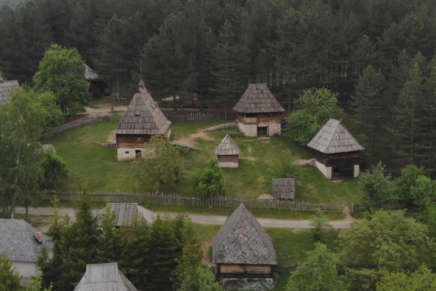 KREĆE BAVLJENJEM ETNO TURIZMOM Postala je vlasnica seoske kuće i okućnice u selu Stapari kod Užica