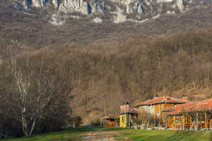 ZAPOSTAVLJENA SRPSKA PLANINA Iz potoka koji je presecaju teče bistra voda koja se može piti