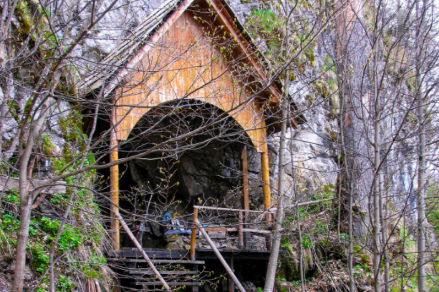 SVETILIŠTE NA MESTU STRADANJA RUDARA Na Kopaoniku se nalaze 180 zapuštenih i zatrpanih rudnika