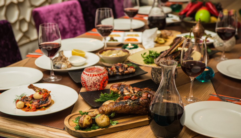 MALI GASTRONOMSKI BONTON Ovako treba da bude postavljen slavski sto