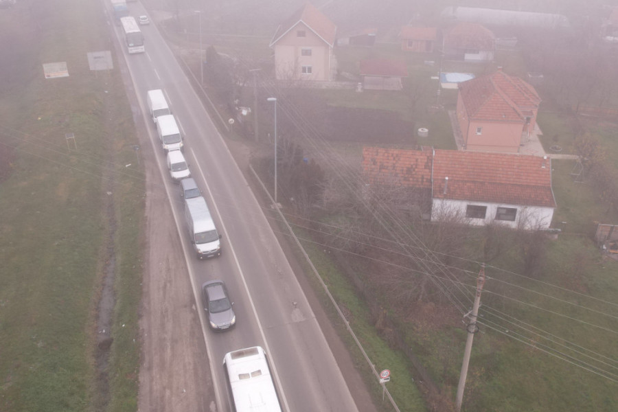 TEK JE SREDA, A VEĆ KOLAPS NA PUTEVIMA Kilometarska kolona od izlaza sa autoputa do Čačka, sve stoji (FOTO) (VIDEO)