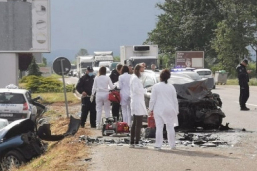 TEŽAK UDES KOD ZLATIBORA Auto smrskan do motora i prepolovljen, od siline udara kamion po putu prosuo rizlu