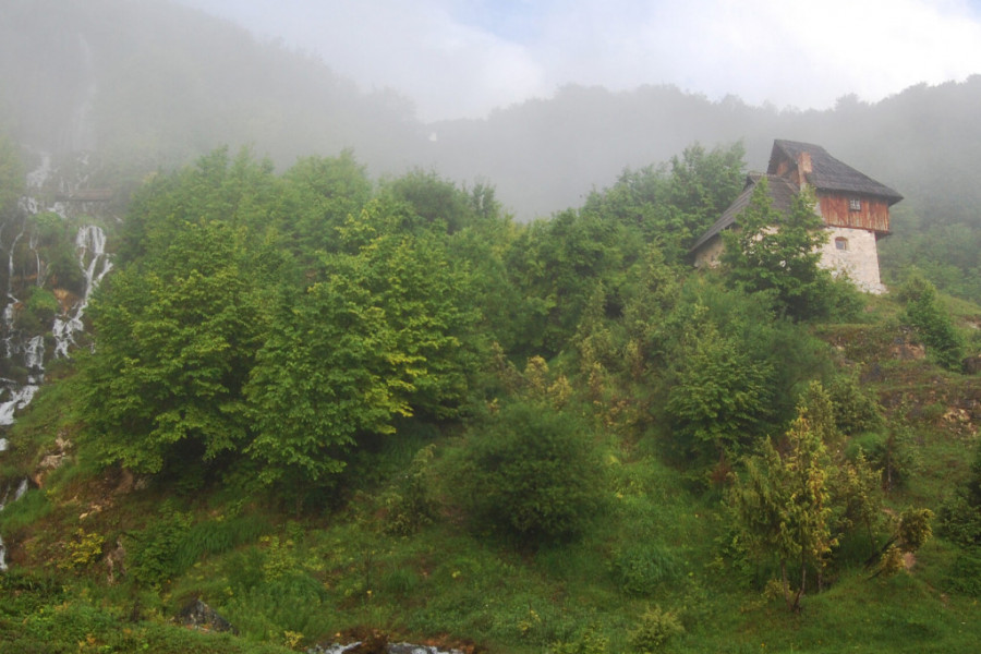 HUK VODOPADA KOJI SE ČUJE VEKOVIMA Kamen iz ovog sela korišćen je za izgradnju mnogih poznatih manastira i čuvenog mosta na Drini