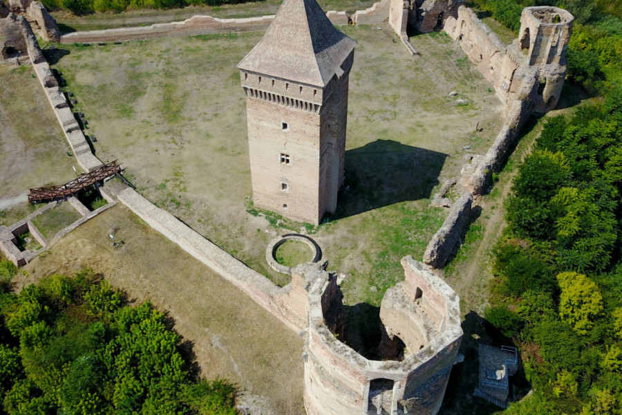 SPONA SADAŠNJOSTI I PROŠLOSTI Najznačajnije i najbolje očuvano srednjovekovno utvrđenje na području Vojvodine koje krije mnoge tajne!