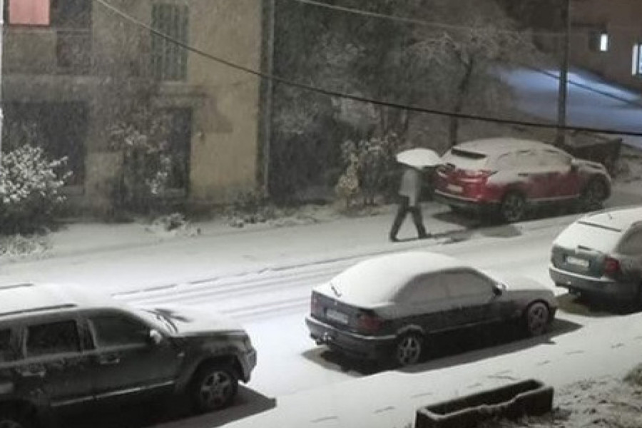 SNEG NAPRAVIO PROBLEME U OVOM GRADU Bahati vozači parkirali automobile na ulici, mašine nisu mogle da prođu i očiste put