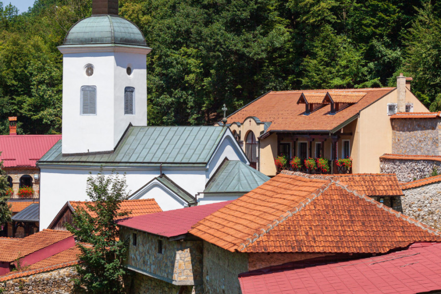 MALA SRPSKA SVETA GORA Mesto današnjeg manastira u Ovčarsko-kablarskoj klisuri trebalo je da bude tamo gde padne KORONA!