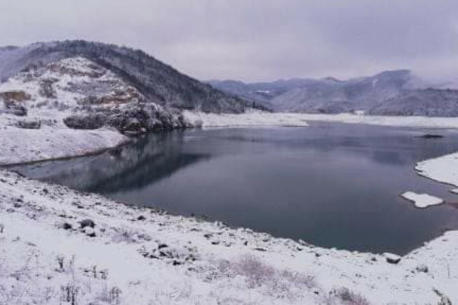 VELIČANSTVENO JEZERO BLISTA PRVIH DANA DECEMBRA Ovako izgleda jedna od najposećenijih turističkih lokacija u Srbiji pod snegom