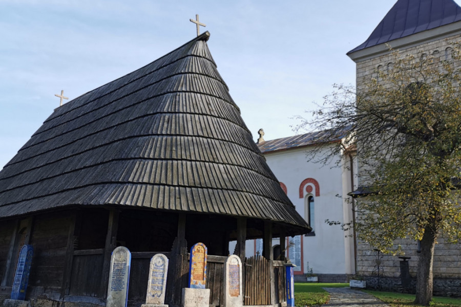 ONI SU BILI PRVI STANOVNICI OVDE Mesto je sedište Arhijerejskog namesništva crnogorskog, crkva brvnara jedinstvena je u Srbiji