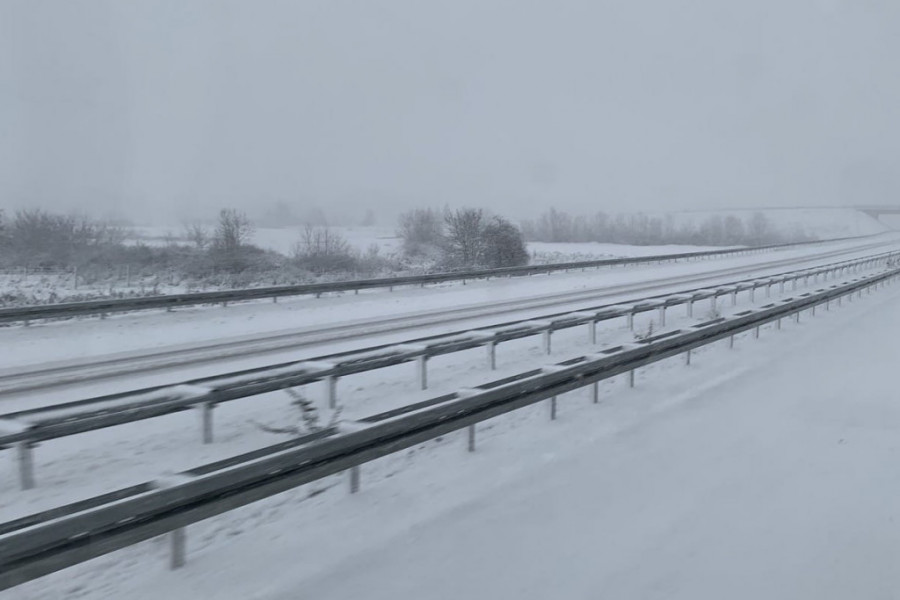 SAOBRAĆAJNA NEZGODA NA AUTO-PUTU Preticajna traka zatvorena za saobrćaj, apeluje se na vozače da budu oprezni