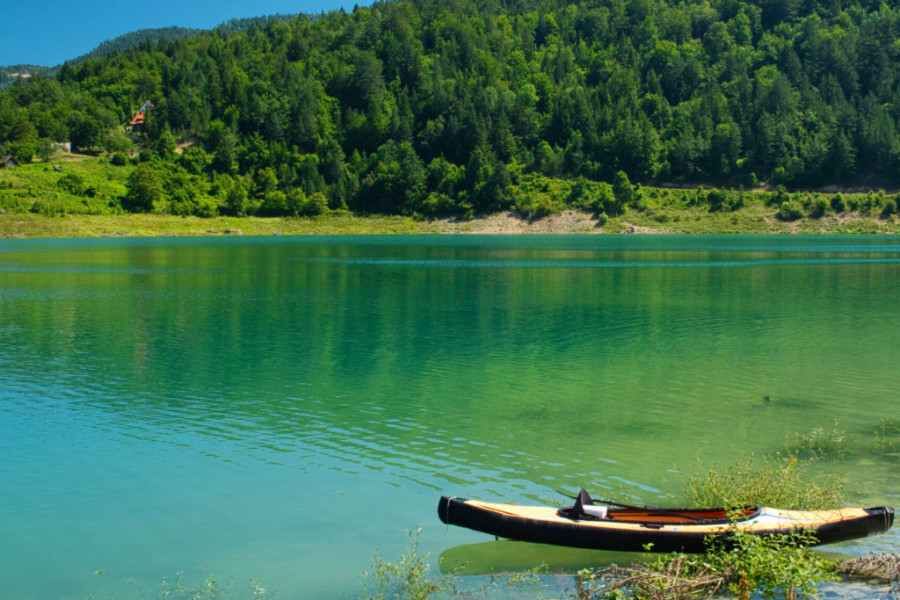 ČETINARSKE ŠUME I MAGIČNA BOJA JEZERA U njegovoj blizini nalazi se selo u kojem je čuveni sprski naučnik otkrio Pančićevu omoriku!