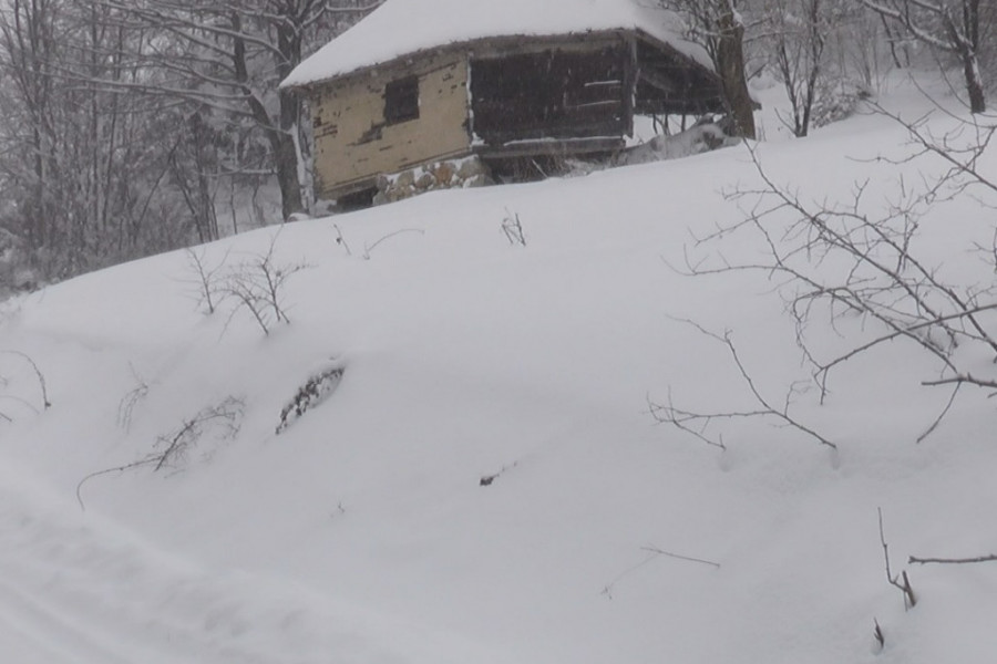 PLANINSKA SELA ODSEČENA OD SVETA Sneg zatvorio škole u Novoj Varoši, vanredna situacija proglašena u tri opštine u Zapadnoj Srbiji